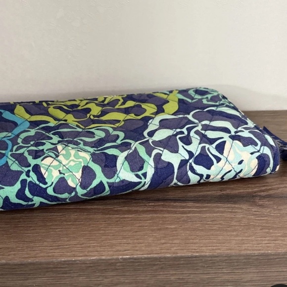 Vera Bradley Katalina Blues Floral Large Zip Around Quilted Accordion Wallet - Picture 6 of 6